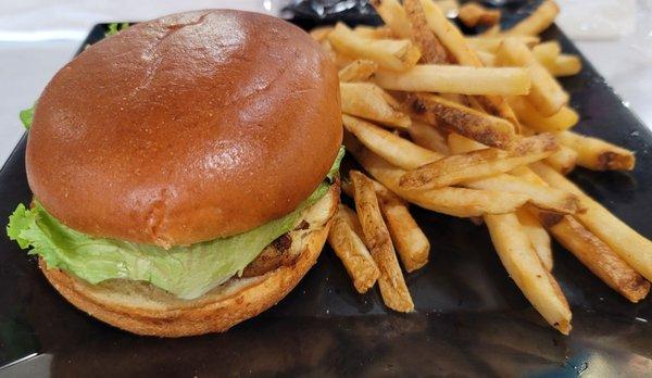 Crabcake handheld & fries