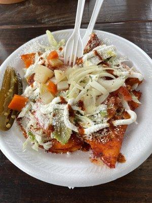 Enchiladas de pollo y de queso!