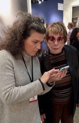 Stacy Conde at an exhibition with actress Shirley MacLaine.