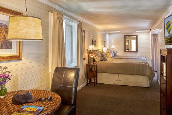 Grand Railcar with 2 Queen Beds, Sitting area, and Private bath  with tub and shower. Great lighting and makeup vanity!