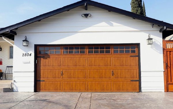 A beautiful @clopaydoors Gallery Collection Long Panel 
Ultra Grain Oak Medium Finish Obscure Glass with SQ 24 Window Design