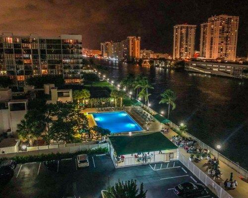 Une vue incroyable sur l'Intracoastal de nuit et de jour. Ici un vin et fromage à l'automne 2019. Les food truck sont aussi très populaires.