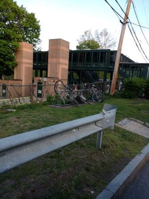 Has bike parking