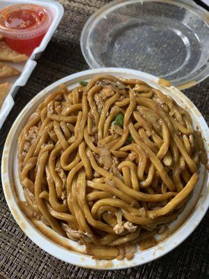 Chicken lo mein with egg