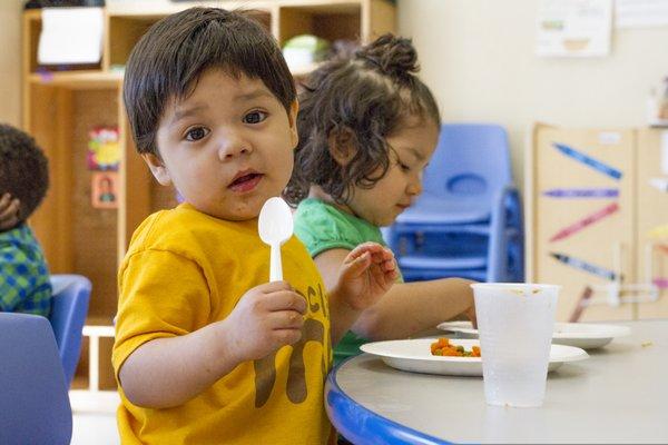 Children eating lunch together.