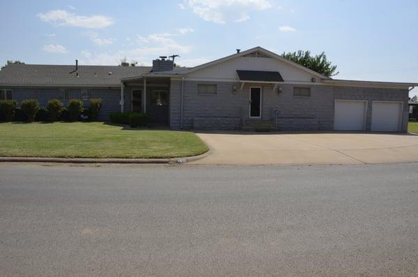 1901 N Hudson St. House Features 4 bedrooms, 3 bathrooms, pool, ping-pong table, 2 living areas w/ TVs and NFL Sunday Ticket