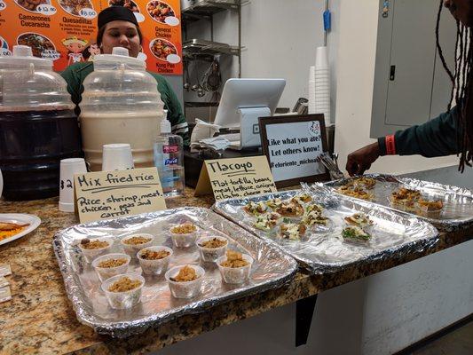 Mix fried rice and tlacoyo samples.