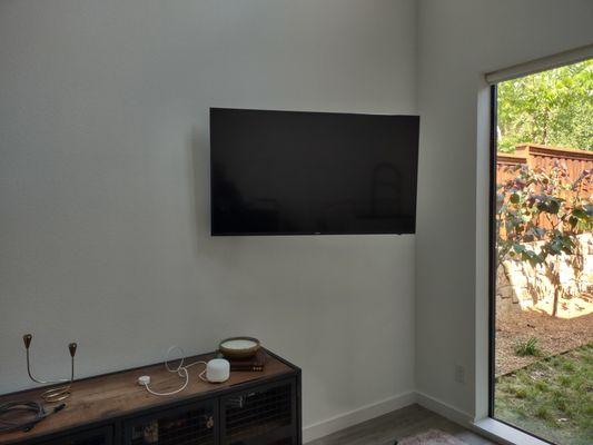 Articulating wall mount tv