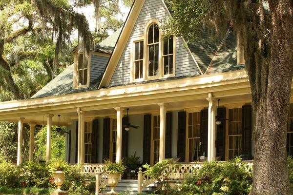 Freshly trimmed trees surrounding beautiful home in Lafayette, LA by Tree Service of Lafayette