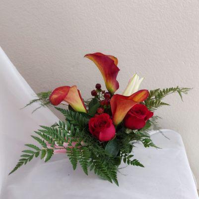 Spicy calla lilies and red roses artfully arranged by Garden and Villa 2021