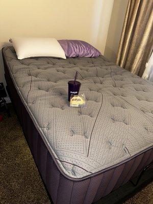 Rejuvenate, purple plus mattress. Medium pile, harmony, pillow White. Low pile, harmony pillow purple. Base with motion sensor, lighting .