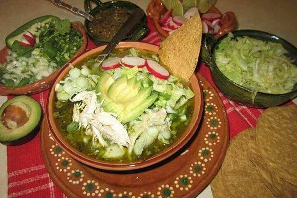 Pozole verde de pollo