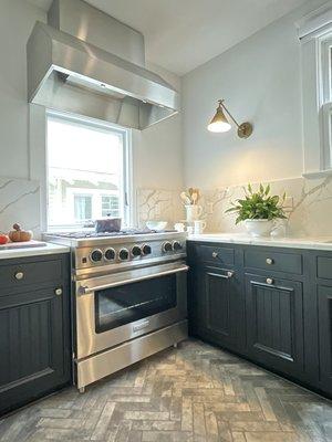 Featured in Oregon Style and Structure awards, this 1920s kitchen honors the era of the home, with modern amenities.