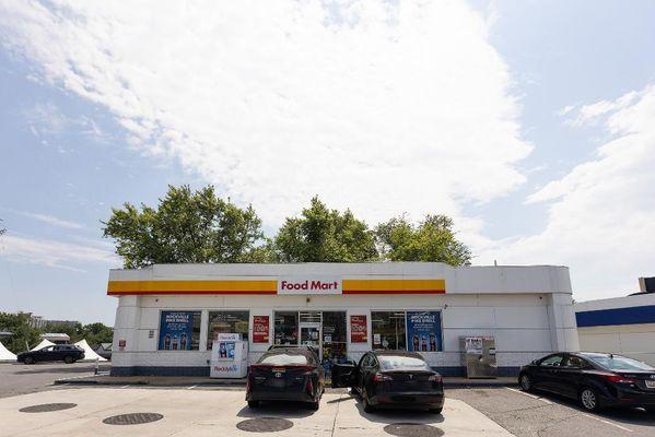 Grab gasoline at Shell located at 1911 Rockville Pike, Rockville, MD!