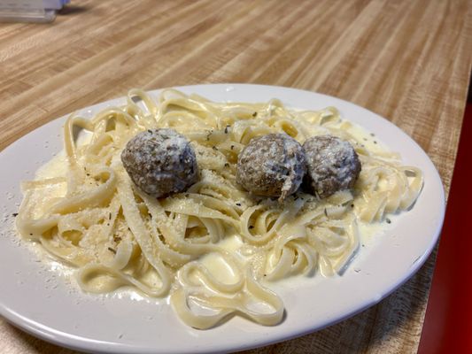 Fettuccine Alfredo with meatballs