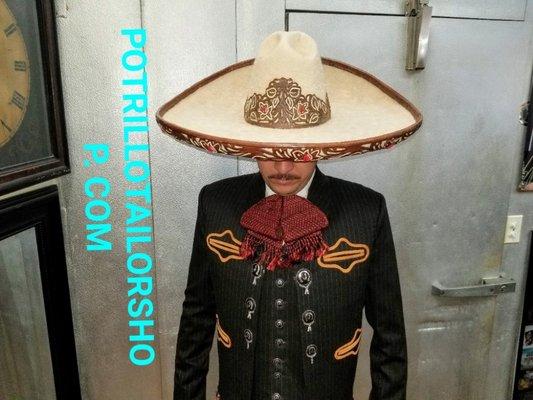 Sombrero de lana fina ,,estilo pachuqueño,con adornos de piel original, vaqueta resacada! Traje de Charreria Mexicana, estilo caporal!