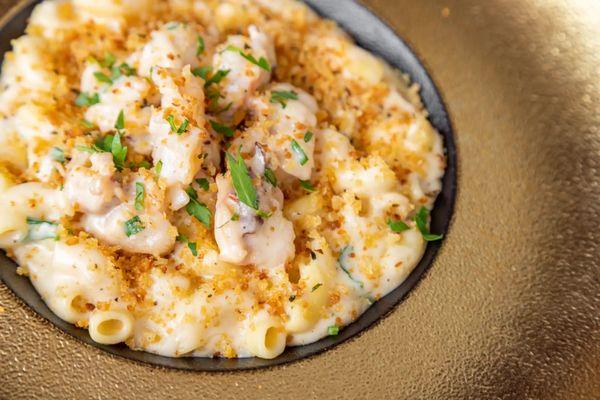 Lobster Mac N' Cheese -
Lobster tail, macaroni pasta, house blend cheese, herb garlic panko