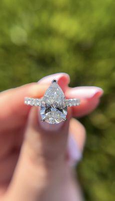 Diamond engagement rings available in lab grown and natural !