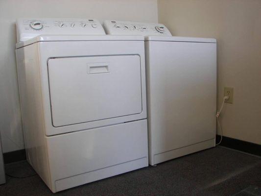 We service washers & dryers, most makes and models. Whirlpool, Maytag, Amana, GE, Roper, & more!

https://jonathansappliance.com/