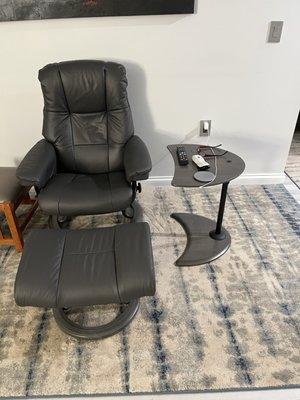 Stressless Mayfair with ottoman and table. The bottom of the table slides onto the chair bottom.