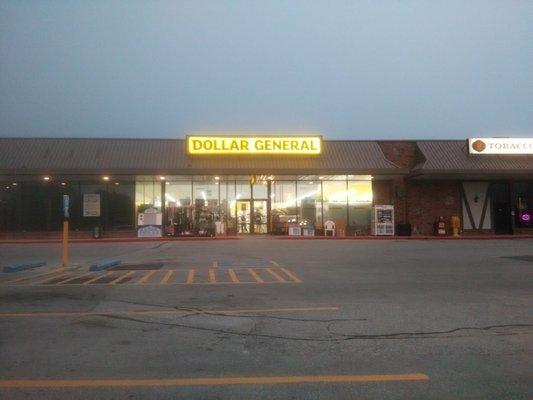 Dollar General store front.