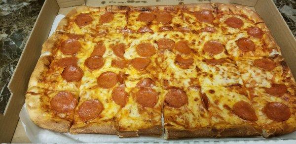 Nunzio's always putting out great pizza, today's 1/2 sheet is on point, can't go wrong with a classic pepperoni & extra cheese...