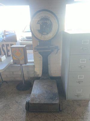 Vintage Toledo Industrial Platform Scale & vintage 10¢ bubble gum machine