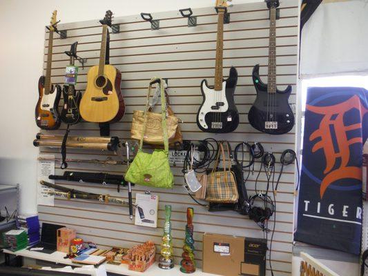 MUSICAL INSTRUMENTS/ACCESSORIES