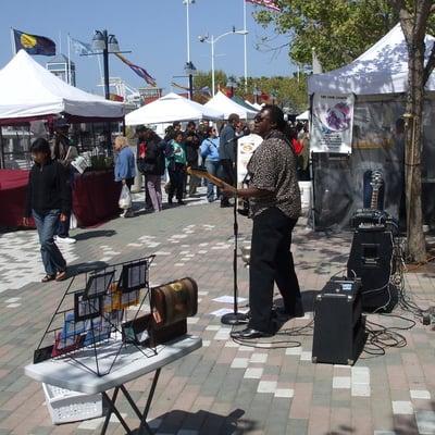 Iya Khan, Oakland Musician has the market dancing