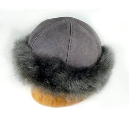 Our ladies hat syle that is also used by men and kids. The brim has long wool, we usually use short hair, so this a variation.