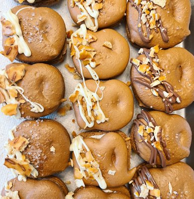 Salted Caramel Pretzel macarons