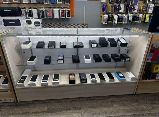 Variety of phones and super neet!!!!! All Samsung and iPhones