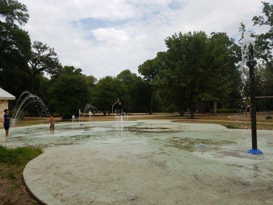 Large splash pad with 6 different fountains