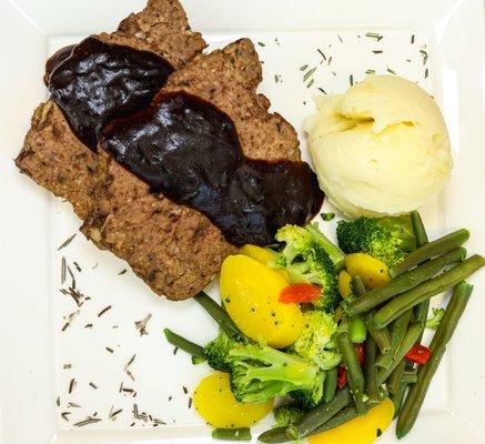 Meatloaf with mashed potatoes & gravy and seasonal vegetables