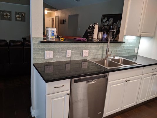 Kitchen cabinet and backsplash