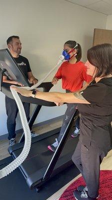 Adriana is doing our Optimal Fat Burning Test to know what her target heart rate is to burn the most fat during her workouts.