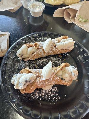 LARGE CANNOLI