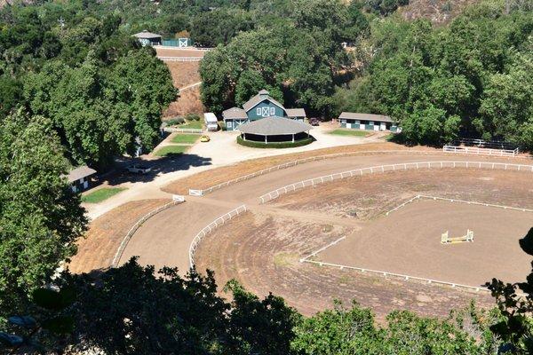 Lower Barn: 18 Stalls, 8 Turnouts, Covered Round Pen