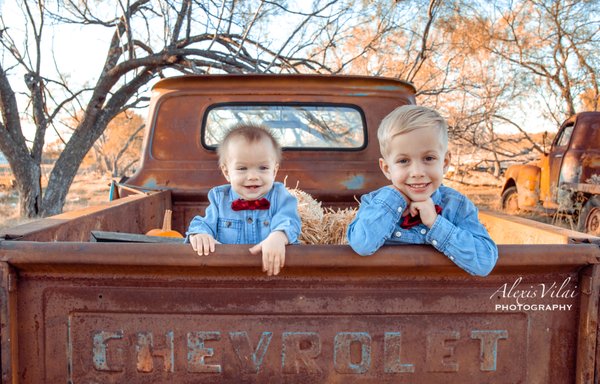 Happy Fall Y'All! #fallseason #vintagetrucksession #dallasphotographer #texasphotographer #kaufmantx