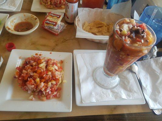 Tostada de ceviche y coctail de camaron y pulpo