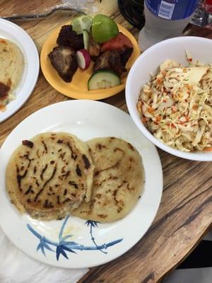 Pupusas revuelas y chicharon