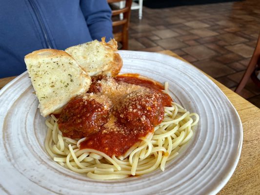 Linguine and Meatballs with garlic bread on the side / April 2023