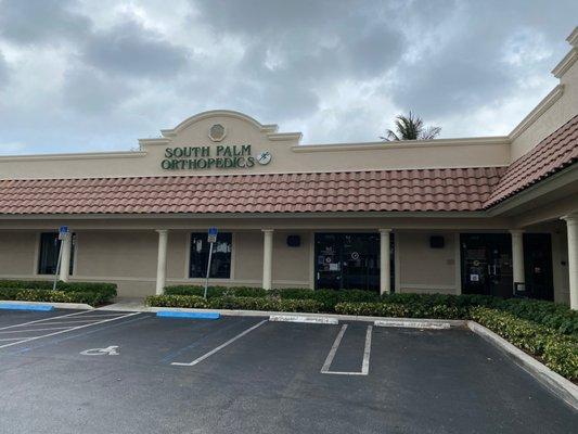 Front entrance to South Palm Orthopedics