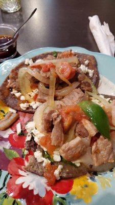 Tlacoyos con bistec a la mexicana