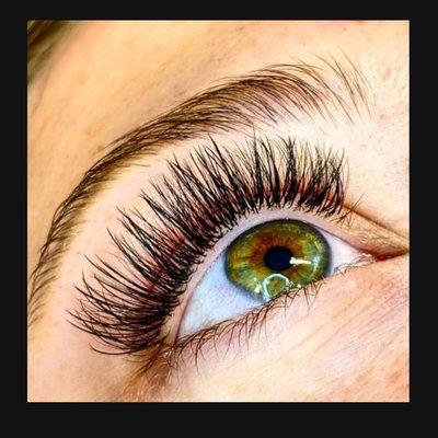 Light hybrid lashes.