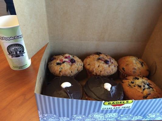 2 mixed berry, 2 Boston cream, 2 blueberry!  It was hard to choose!!