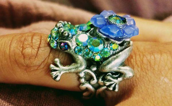 Wonderful artist designed pewter & Austrian crystal frog ring!