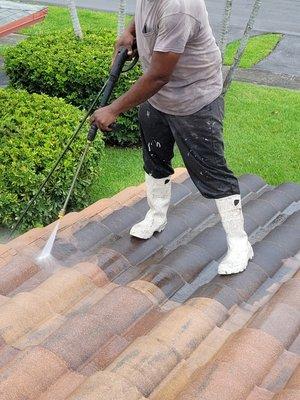 Pressure cleaning roof