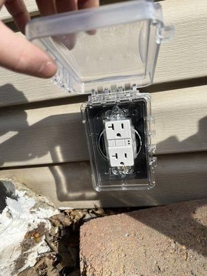 Outdoor GFCI weatherproof outlet