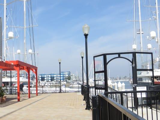 Free parking by store. Grab a snack and enjoy the beautiful views of the area. Can't see ocean from this side, though; south side is better.